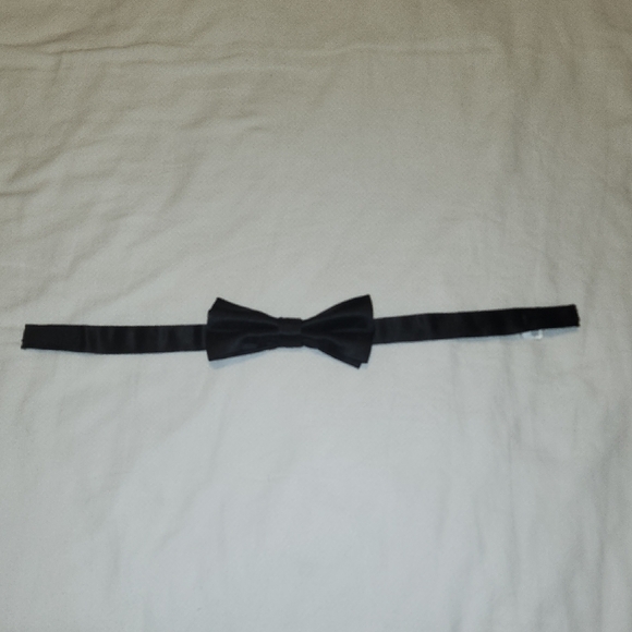 Black Bow Tie (Velcro) - Picture 1 of 5